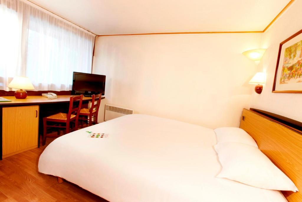 Campanile Hotel Mayenne Room photo