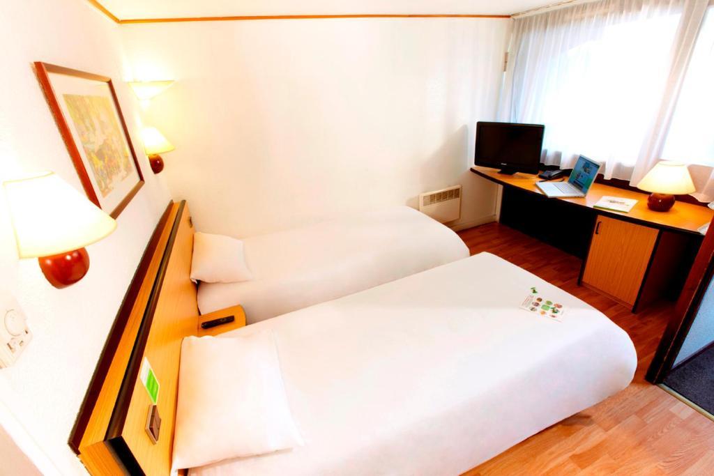 Campanile Hotel Mayenne Room photo
